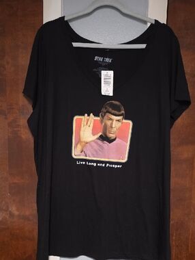 NWT SIZE 3 Torrid Black V-Neck Graphic Tee - Star Trek